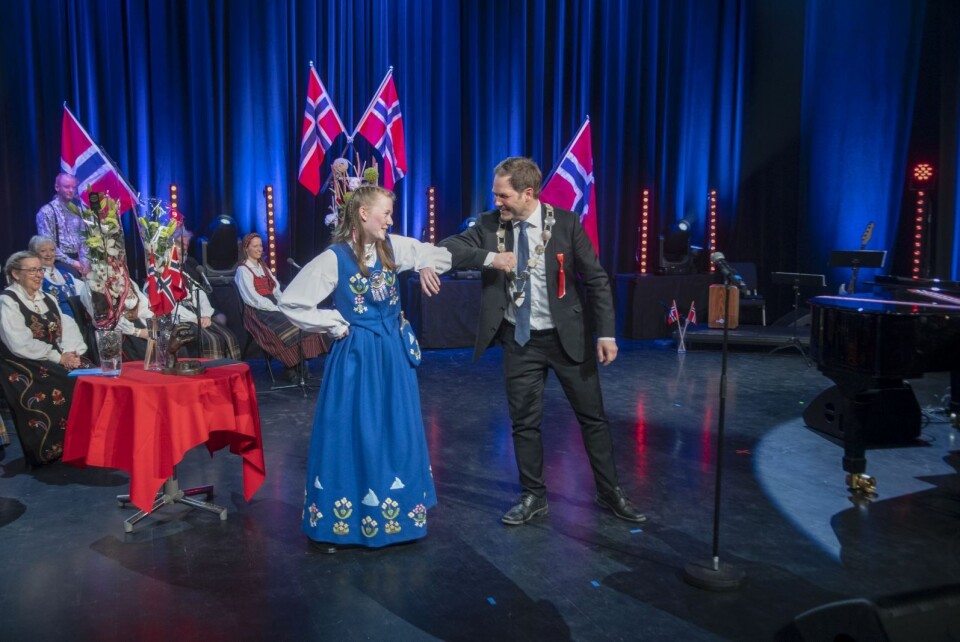 Niva Stiberg-Hansne fikk overrekt Ungdommens kulturstipend av lokalstyreleder Arild Olsen, helt etter smittervernregelboka.