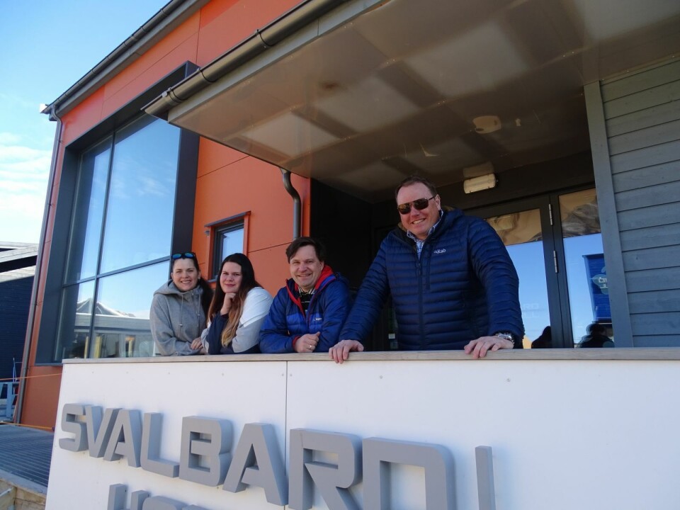 GJENÅPNER HOTELL OG HUSET: Svalbard Hotell Polfareren og Huset gjenåpner så fort som mulig rundt 1. juni, lover daglig leder John-Einar Lockert (f.h.), Stein-Ove Johannessen, June Bliksvær og Josefin Romild. GJENÅPNER HOTELL OG HUSET: Svalbard Hotell Polfareren og Huset gjenåpner så fort som mulig rundt 1. juni, lover daglig leder John-Einar Lockert (f.h.), Stein-Ove Johannessen, June Bliksvær og Josefin Romild.