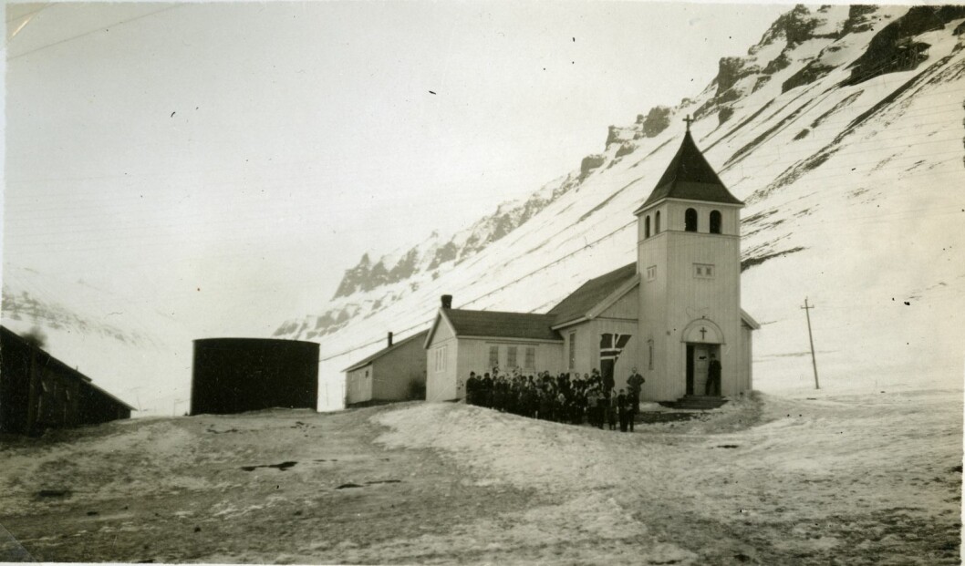 17. mai-tog utenfor Vor Frues kirke. 17. mai-tog utenfor Vor Frues kirke.