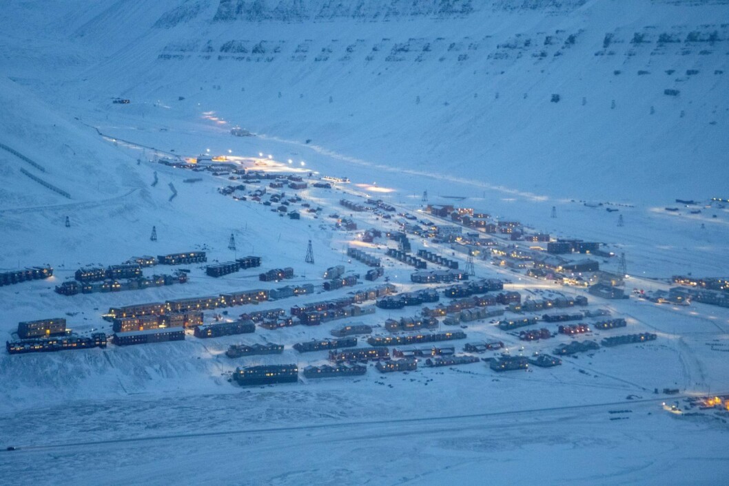 VI HAR BLITT FÆRRE: Longyearbyen har fått 45 færre innbyggere under koronakrisen.