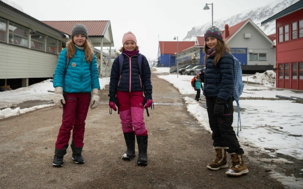 De tre ni-åringene Eva Helen Hultgren (f.v.), Ingrid Marie Berg Sødal og Embla Ramberg Lyngset løser oppdrag de får tilsendt byrået.