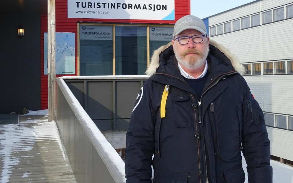 Fungerende daglig leder Ronny Strømnes i Visit Svalbard synes ikke at en forlengelse av krisepakken ut august er godt nok.