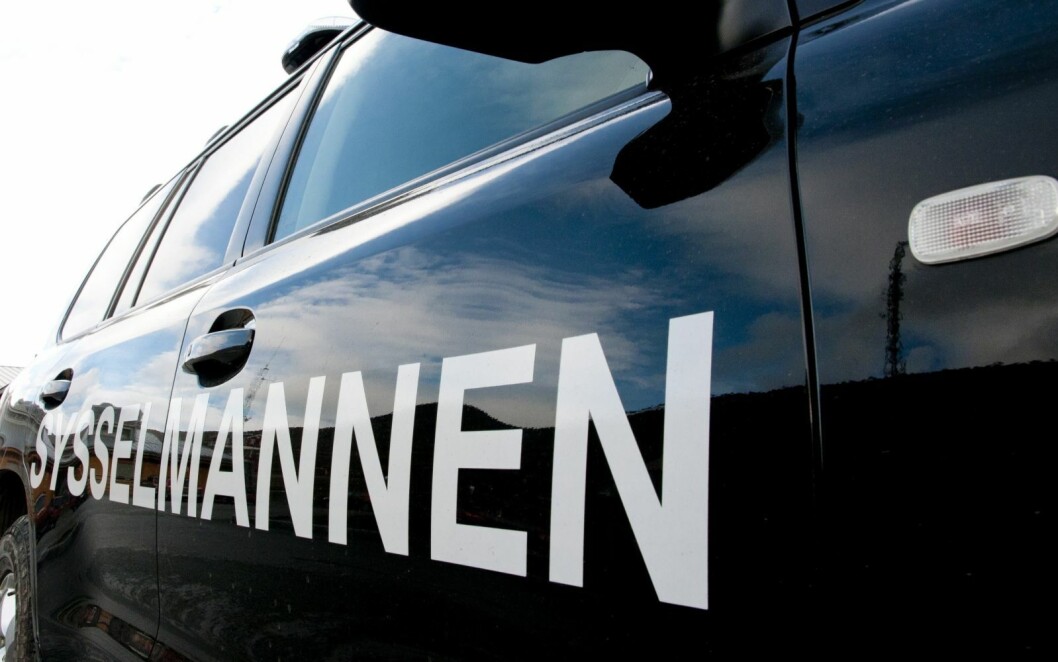 Sysselmannen ble kontaktet da to polarhunder var løse. Sysselmannen ble kontaktet da to polarhunder var løse.
