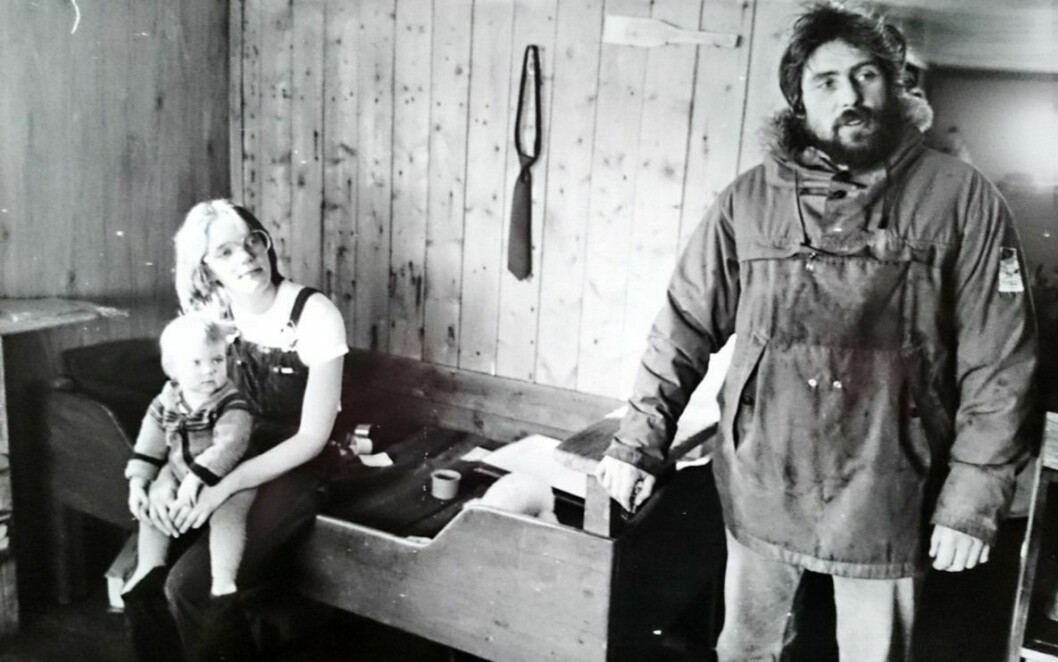 Bildet er tatt dagen etter bryllupet til Eli og Finn på Austfjordnes i 1981. Slipset henger fremdeles på veggen. På bildet er Eli, Johanne og Finn Berntsen.