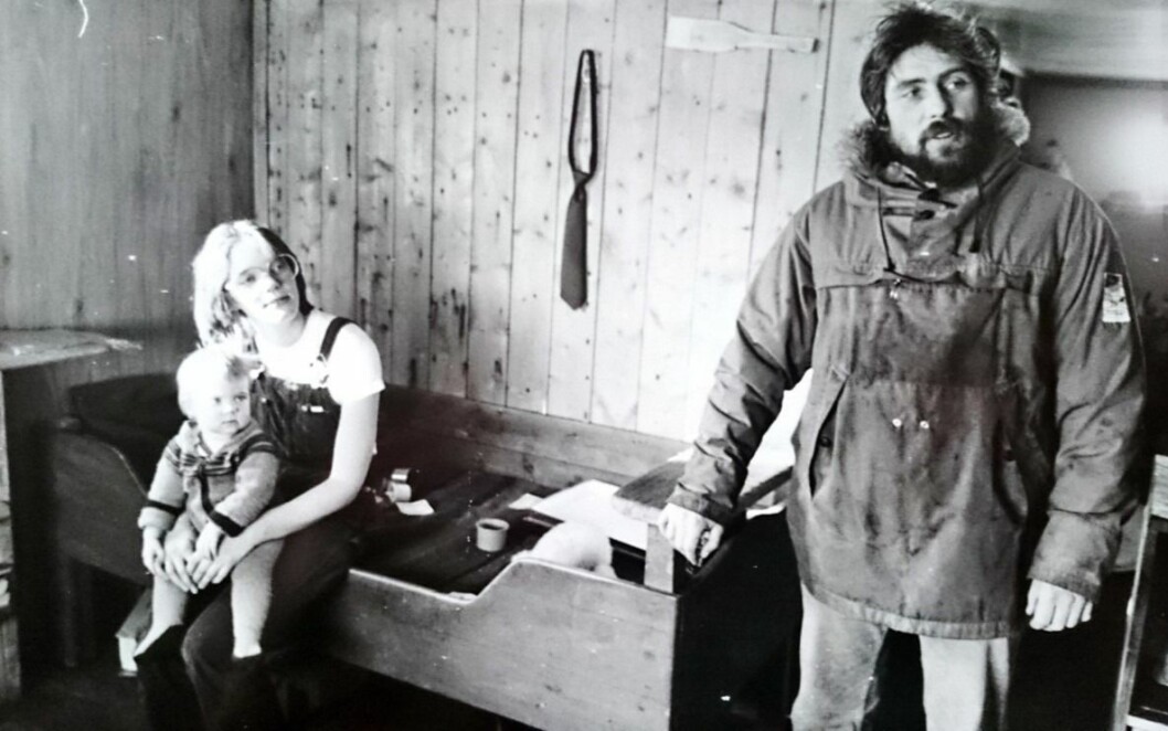 Bildet er tatt dagen etter bryllupet til Eli og Finn på Austfjordnes i 1981. Slipset henger fremdeles på veggen. På bildet er Eli, Johanne og Finn Berntsen. Bildet er tatt dagen etter bryllupet til Eli og Finn på Austfjordnes i 1981. Slipset henger fremdeles på veggen. På bildet er Eli, Johanne og Finn Berntsen.