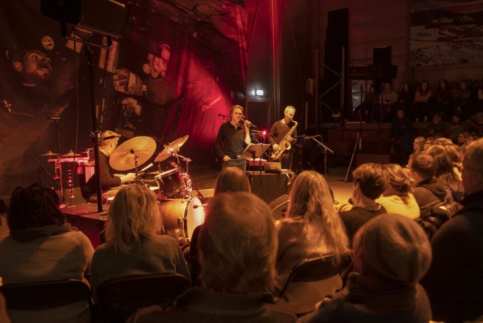 'Spor' med Juni Dahr, Tore Brunborg og Per Oddvar Johansen og Store Norske Mandskor i Gruve 3 under Polarjazz 2019. 'Spor' med Juni Dahr, Tore Brunborg og Per Oddvar Johansen og Store Norske Mandskor i Gruve 3 under Polarjazz 2019.
