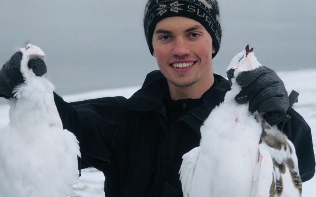 Rypejeger og elev ved Svalbard Folkehøgskole, Simen Solli Lind, fra den overnevnte turen. En av grunnene til at han flyttet til Svalbard var de unike jaktmulighetene og friluftslivet på Svalbard. Rypejeger og elev ved Svalbard Folkehøgskole, Simen Solli Lind, fra den overnevnte turen. En av grunnene til at han flyttet til Svalbard var de unike jaktmulighetene og friluftslivet på Svalbard.