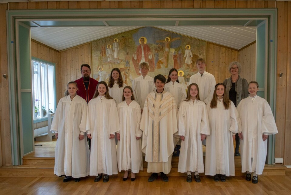 Første rekke fra venstre: Kaja T. Rennan, Synnøve Nilsen Mørk, Ellinor Rolstad Amundsen, sogneprest Siv Limstrand, Sigrid Ønvik Stefanussen, Nina Westby Thorstad, Ella Krystad.Andre rekke fra venstre: Organist/trosopplærer Jovna Z. Dunfjell, Mari Nilsen Mørk, Sigurd Marinus Slettnes, Mathea Solberg, Olve Nilsen Skogseth, diakoniarbeider Torunn Sørensen.