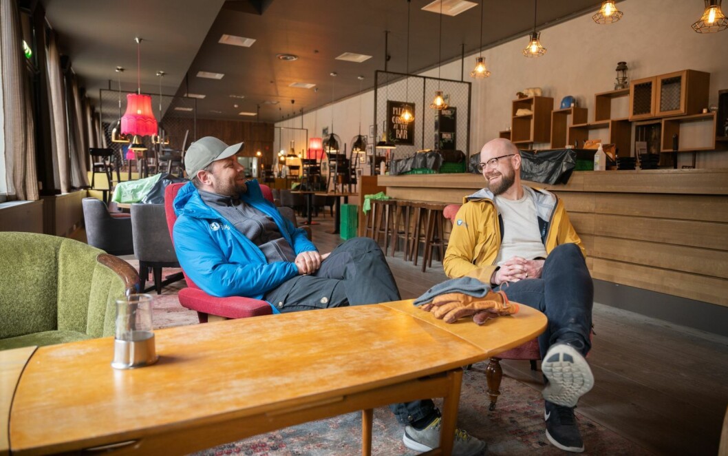 Både konstituert destinasjonssjef i Hurtigruten Svalbard, Tore Hoem (t.v.), og rektor på Svalbard Folkehøgskole, Espen Klungseth Rotevatn, er godt fornøyd med den nysignerte avtalen. Både konstituert destinasjonssjef i Hurtigruten Svalbard, Tore Hoem (t.v.), og rektor på Svalbard Folkehøgskole, Espen Klungseth Rotevatn, er godt fornøyd med den nysignerte avtalen.