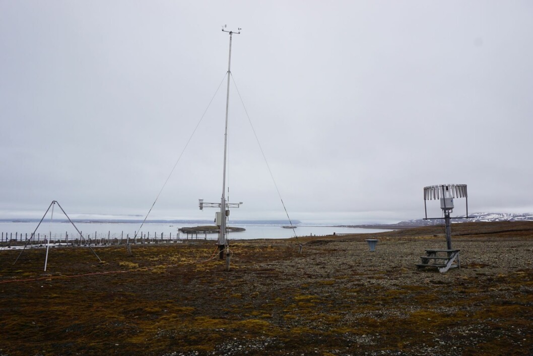 Værstasjonen til Meteorologisk institutt i Ny-Ålesund. Informasjonen i produktlaget Ny-Ålesund Research Objects viser at målingene startet i 1951, og at data leveres til WMO og Eklima. Værstasjonen til Meteorologisk institutt i Ny-Ålesund. Informasjonen i produktlaget Ny-Ålesund Research Objects viser at målingene startet i 1951, og at data leveres til WMO og Eklima.