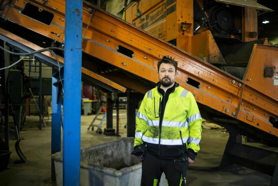 Driftsoperatør ved Miljøstasjonen i Longyearbyen Per Marius Teigen (40) advarer folket mot å sortere avfall dårlig.