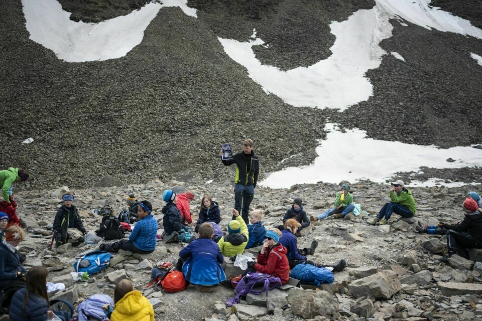 Geolog Malte Jochman (42) med et lynkurs om fossiler som finnes i arktis.