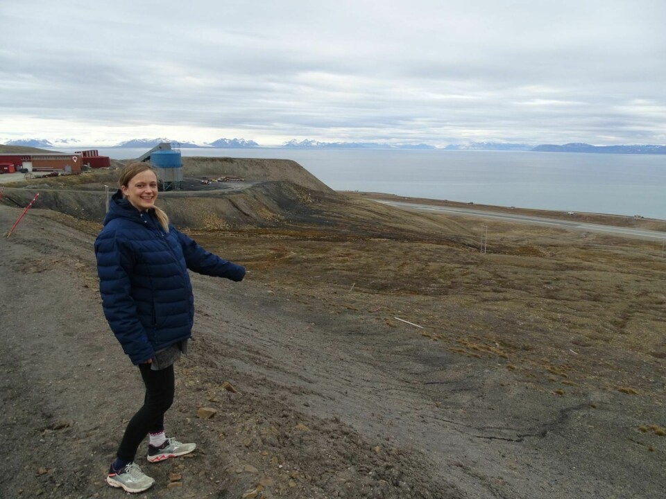 DEPONITOMT: I dette området blir fremtidens massedeponi for Longyearbyen, viser Karine Margrethe Hauan, fagansvarlig for renovasjon og miljø i Longyearbyen lokalstyre.
