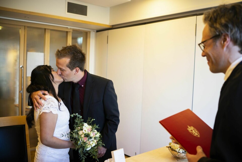 Geir Kenneth Leirfall og Marnelia Martinez sitt første kyss som ektefeller.