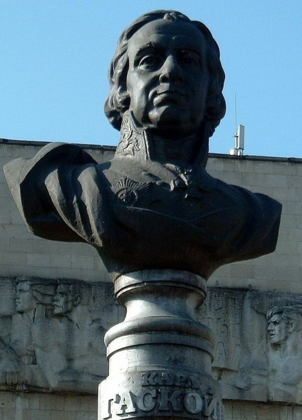 Charles Gascoigne (1737-1806) kom opprinnelig fra Skottland. Han var en britisk industrimagnat fra den industrielle revolusjonens første periode. Han var først deleier i og leder for Carron Company jernverk i Skottland. I 1786 dro han til Russland for å omorganisere produksjonen av jern og kanoner i bl.a. Petrozavodsk. I 1795 grunnla han byen Lugansk i Øst-Ukraina ved å etablere et smelteverk der. Byen Lugansk hedrer hans ettermæle med en byste. Noe som kan bekreftes av dagens svalbardianere fra Barentsburg, siden mange av disse opprinnelig kommer fra Lugansk!