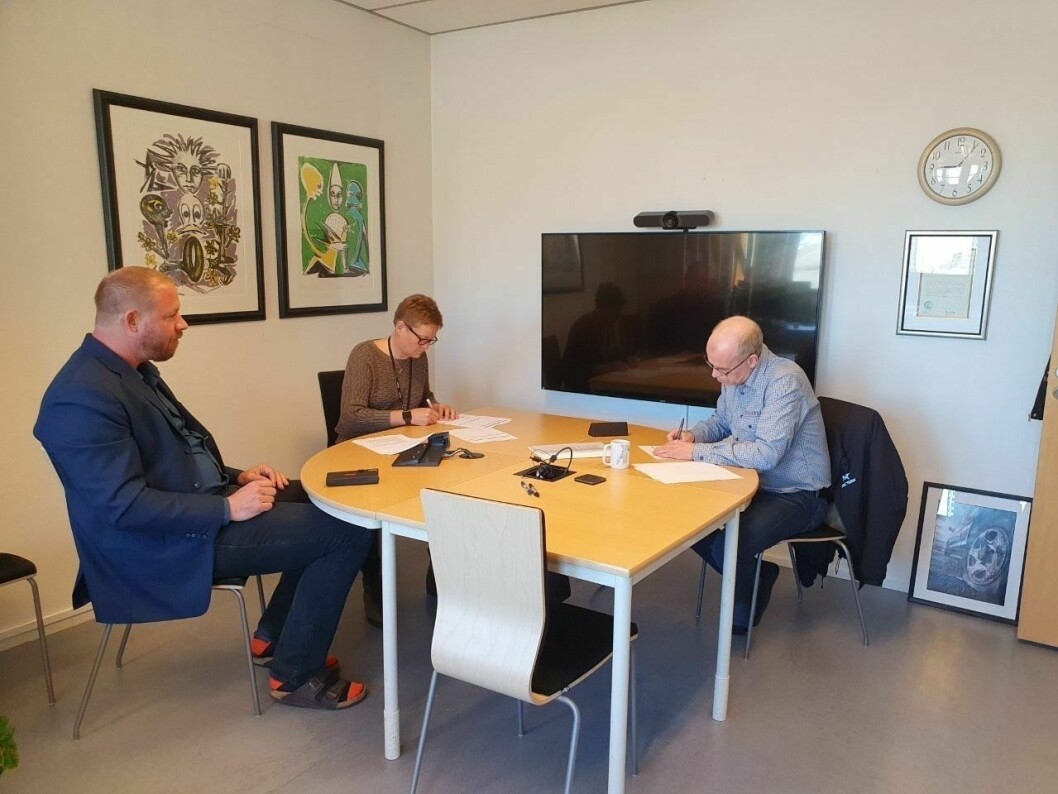 Direktør i Consto Arne Bøe (t.v.) og administrasjonssjef i LL, Hege Walør Fagertun signerer kontrakten. Til venstre prosjektleder Rainer Braun.