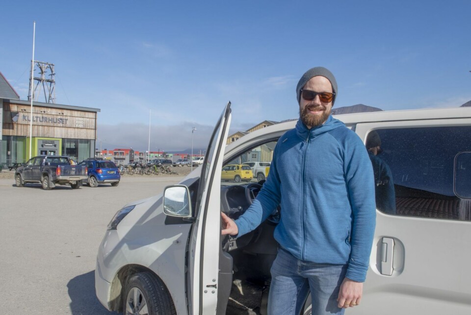 Espen Klungseth Rotevatn med elbilen som fungerer helt fint, også på vintertid.