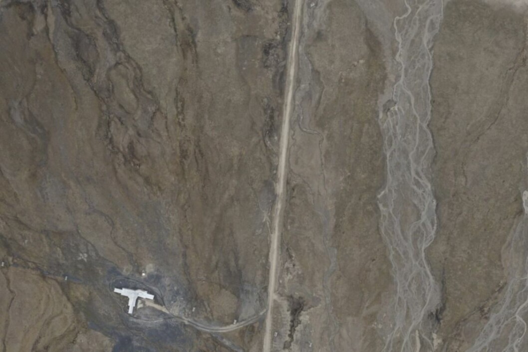 Dette er et av flyfotoene som er tatt under flyvningene i juni. Hvis du vet hvor dette er, send svaret til remotesensing@sios-svalbard.org. Den første som sender inn riktig svar vinner en SIOS trekopp! Vinneren og det riktige svaret publiseres på Facebook (SIOSKnowledgeCentre). Dette er et av flyfotoene som er tatt under flyvningene i juni. Hvis du vet hvor dette er, send svaret til remotesensing@sios-svalbard.org. Den første som sender inn riktig svar vinner en SIOS trekopp! Vinneren og det riktige svaret publiseres på Facebook (SIOSKnowledgeCentre).