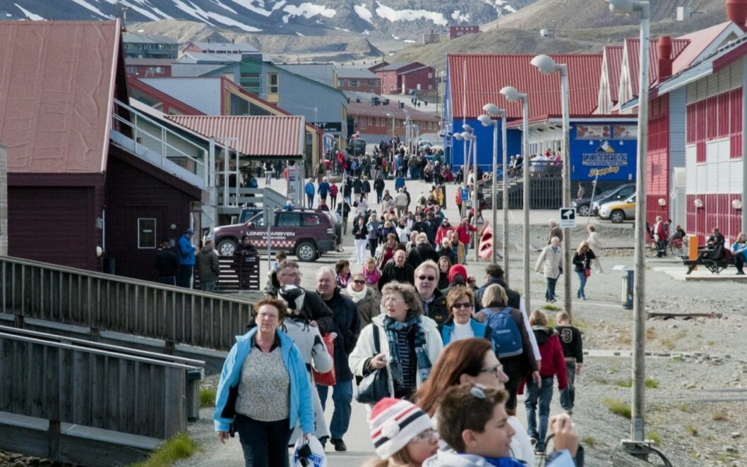 Slik ser ikke gatene i Longyearbyen ut denne sommeren. Men antall turister øker. Slik ser ikke gatene i Longyearbyen ut denne sommeren. Men antall turister øker.