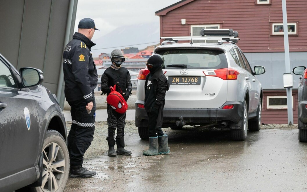 De to elleveåringene fikk seg en frivillig tur i arresten etter raidet. Her sammen med sysselmannsførstebetjent Anders Haugerud.