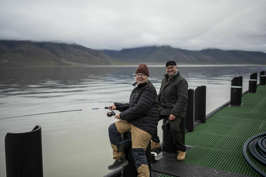 Gry Villmo Haraldsson og Charlie Haugen fisker etter spesielle arter på Svalbard.