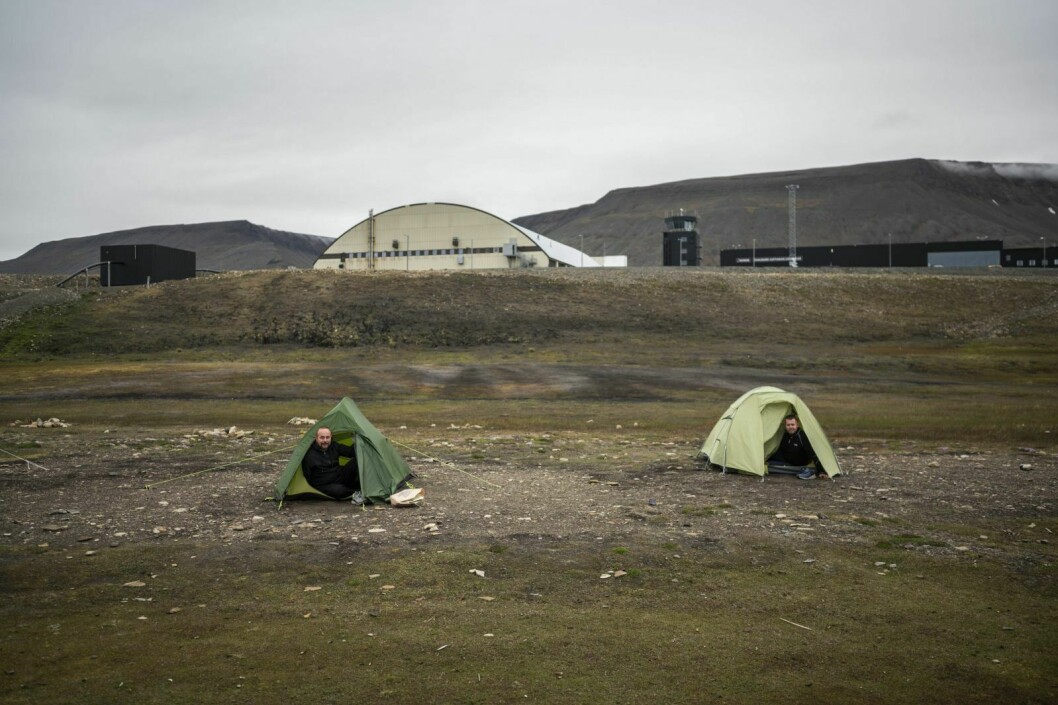 Gunnar Helås og Christian Jensen er de første som besøker Longyearbyen Camping i sommer.