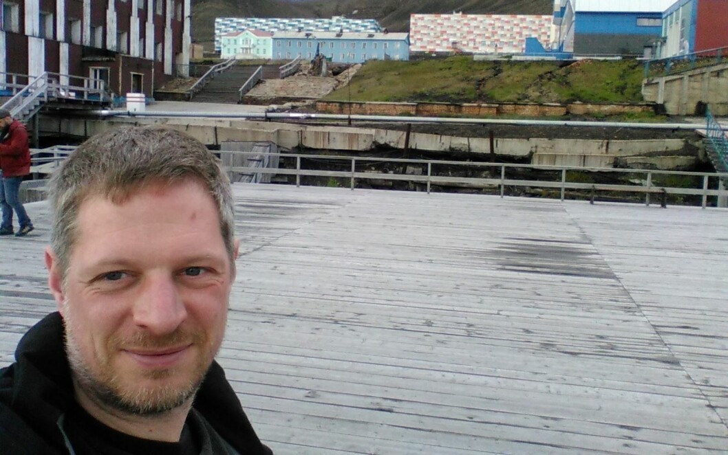 Daniel Vogedes forklarer at elbiler har flere fordeler enn lavere utslipp. Her fra en tur til Barentsburg. Daniel Vogedes forklarer at elbiler har flere fordeler enn lavere utslipp. Her fra en tur til Barentsburg.