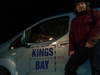 Daniel Vogedes etter en kjøretur med Kings Bay sin elbil vinteren 2017, på feltarbeid i Ny-Ålesund. Daniel Vogedes etter en kjøretur med Kings Bay sin elbil vinteren 2017, på feltarbeid i Ny-Ålesund.