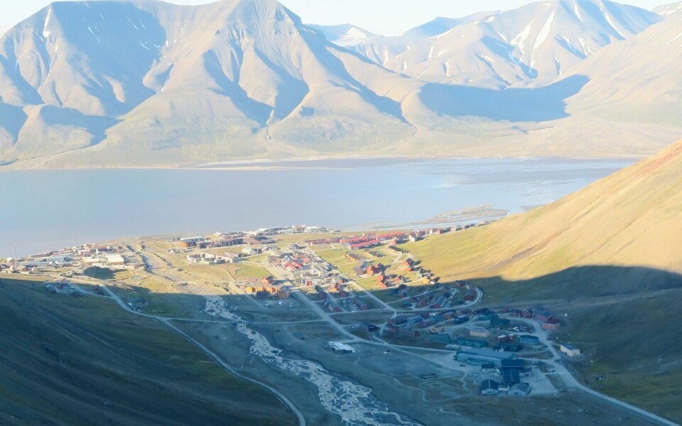 Arbeids- og sosialdepartementet (ASD) har igangsatt et arbeid for å vurdere om flere av dagens lover på arbeidslivsfeltet skal gjelde også på Svalbard. Arbeids- og sosialdepartementet (ASD) har igangsatt et arbeid for å vurdere om flere av dagens lover på arbeidslivsfeltet skal gjelde også på Svalbard.