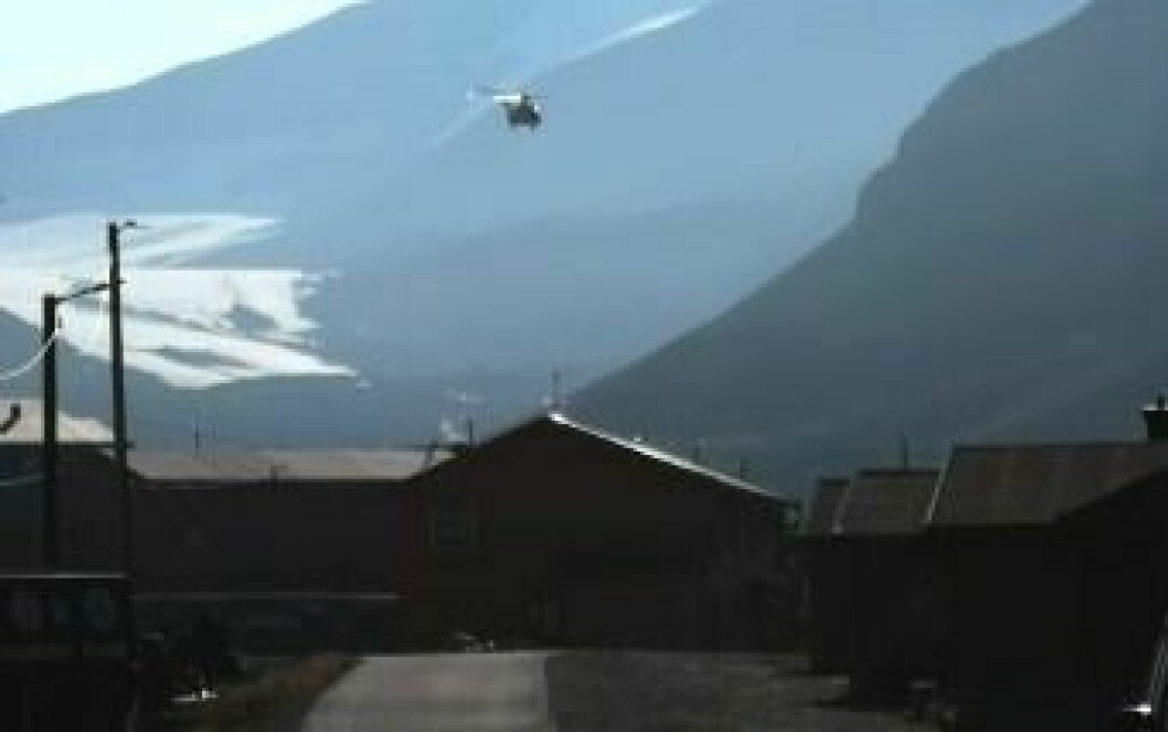 Svalbardposten fikk flere henvendelser om Sysselmannens helikopter, som fløy lavt over byen fredag ettermiddag.