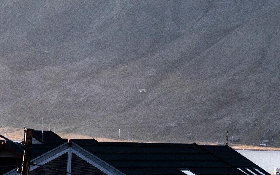 Sysselmannen er ute med helikopter klokken halv tolv lørdag kveld.