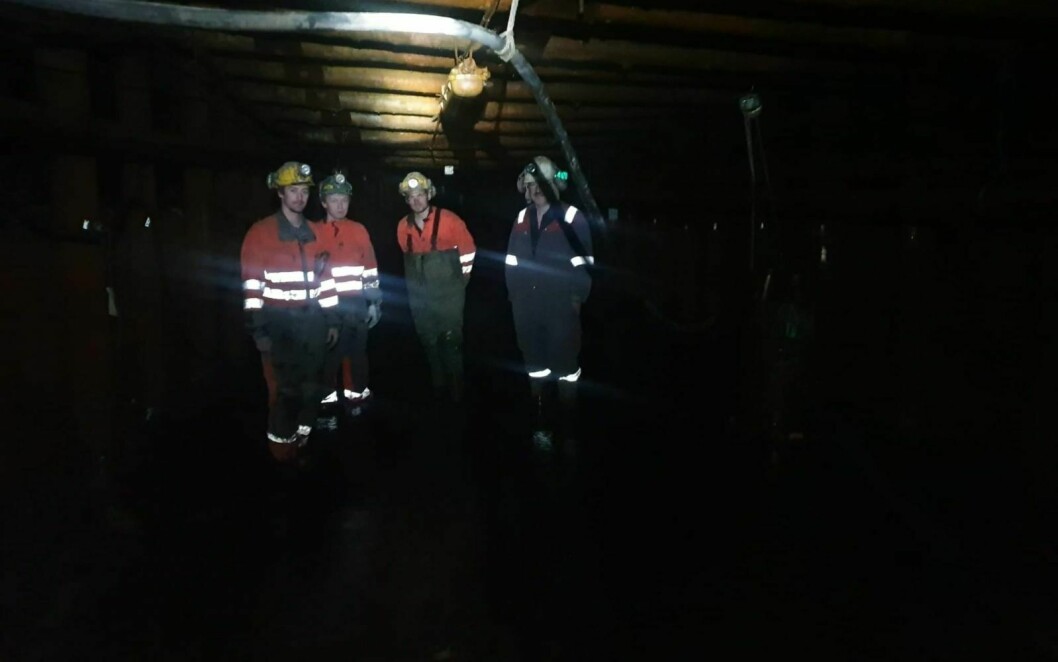 Gjengen inne i gruva der vannet pumpes ut.