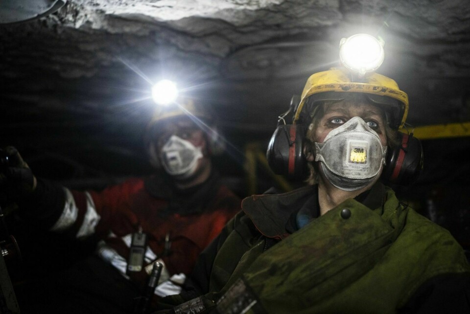 LÆRLINGEN I GRUVE 7: To unge gruvearbeidere i olemannbilen på vei ned i gruva. Til høyre sitter lærling Egil Nikolai Hagen (17).