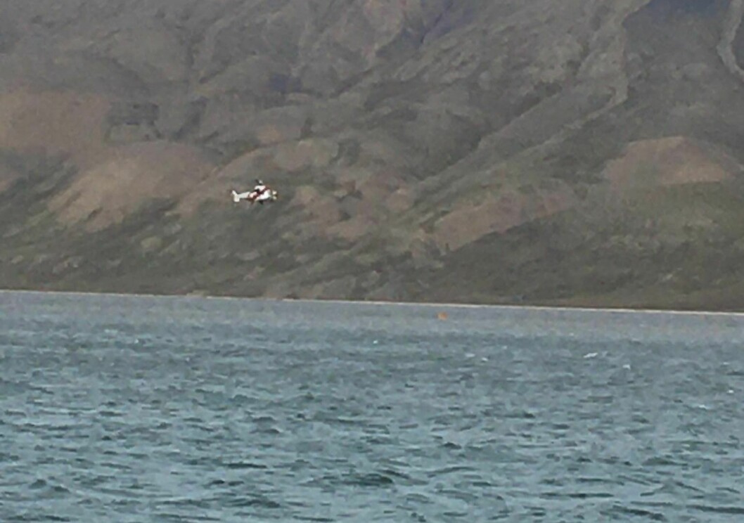 ØVELSE: Sysselmannens helikoptre trente redning på Adventfjorden søndag.