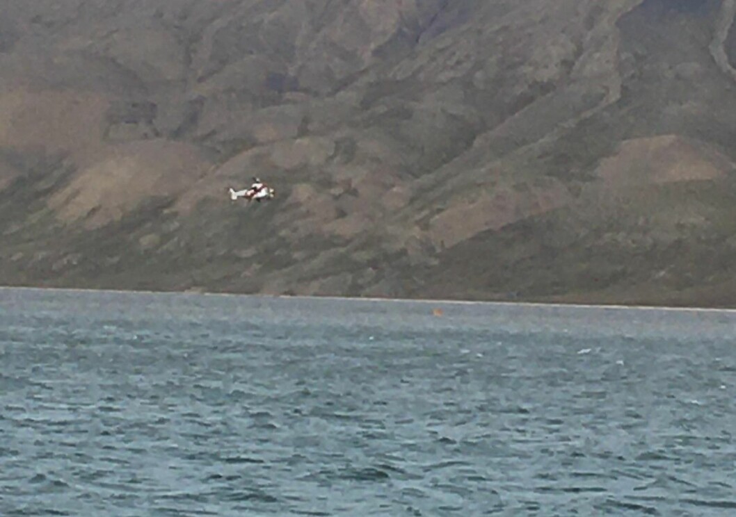 ØVELSE: Sysselmannens helikoptre trente redning på Adventfjorden søndag. ØVELSE: Sysselmannens helikoptre trente redning på Adventfjorden søndag.