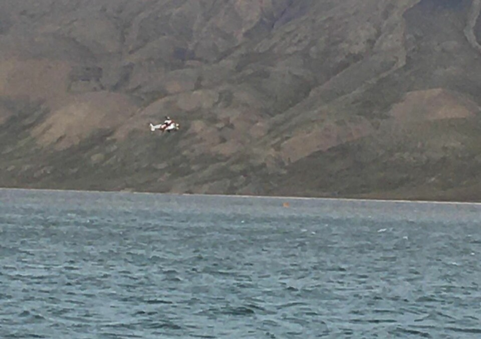 ØVELSE: Sysselmannens helikoptre trente redning på Adventfjorden søndag.
