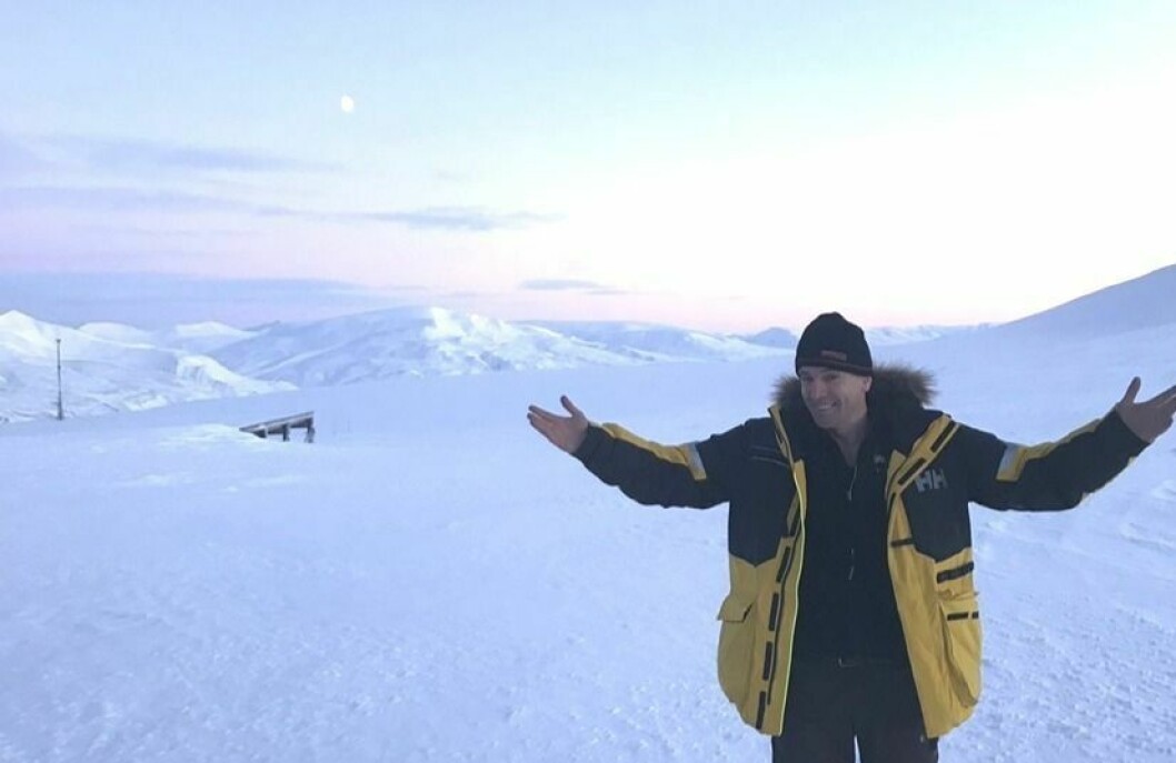 FORFATTER-DEBUT: Tobt Garrad Bryce tilbrakte flere uker på Svalbard for å hente inspirasjon til sin romanserie.