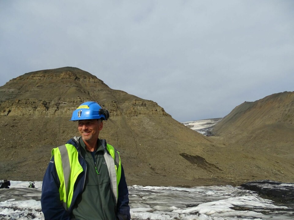 DIREKTØR: Jan Morten Ertsaas i Store Norske foran den tidligere inngangen til Svea Nord-gruva.