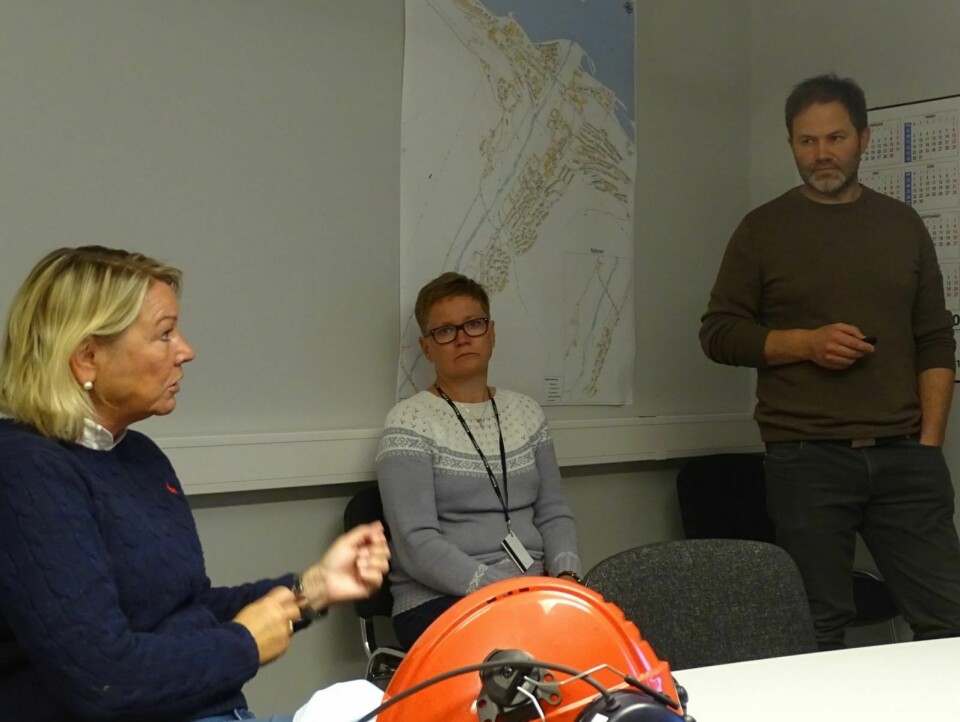 ENERGILØSNING: Lokalstyreleder Arild Olsen og Svalbardminister Monica Mæland under møtet i Energiverket onsdag.