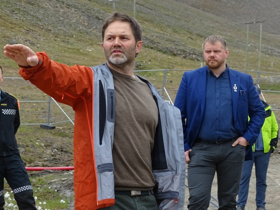 RASER: Leder Arild Olsen (Ap) og nestleder Kjetil Figenschou (H) i Lokalstyret kritiserer Store Norske. Bildet er tatt under befaring med justis- og beredskapsministeren onsdag. RASER: Leder Arild Olsen (Ap) og nestleder Kjetil Figenschou (H) i Lokalstyret kritiserer Store Norske. Bildet er tatt under befaring med justis- og beredskapsministeren onsdag.