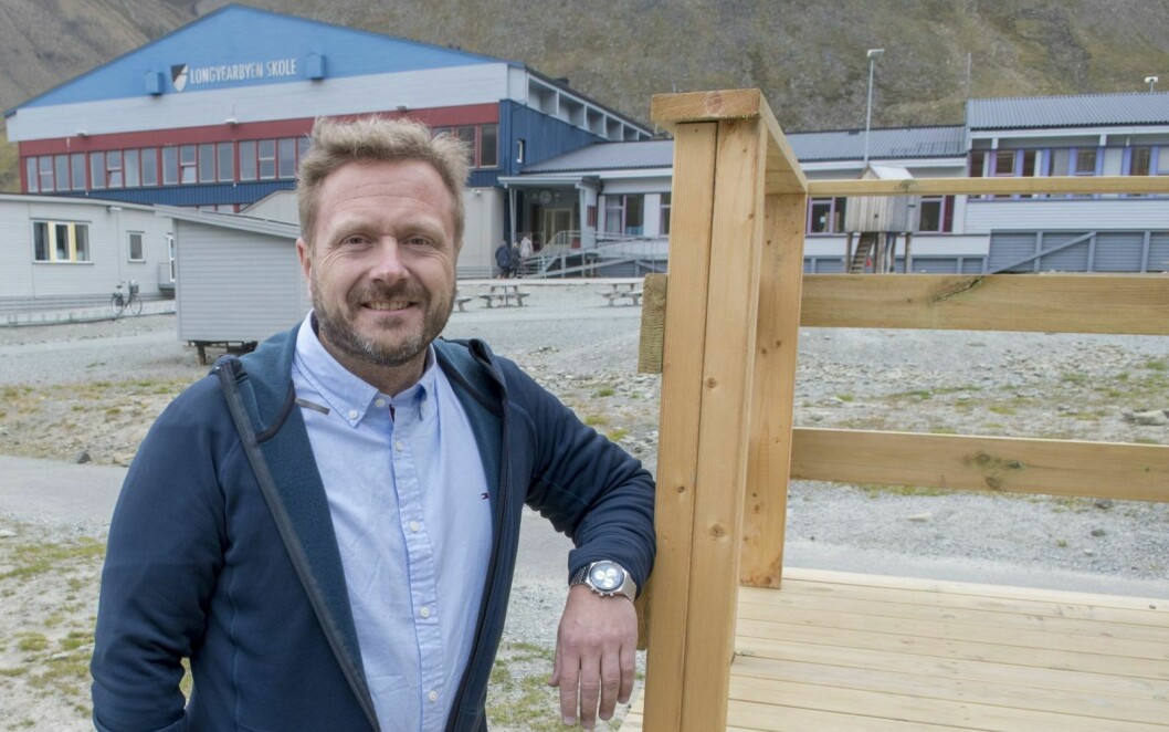 Rektor ved Longyearbyen skole, Frode Westby Thorstad, ser frem til å ta i mot elevene onsdag. Fokuset blir stort på smittevern fremover.