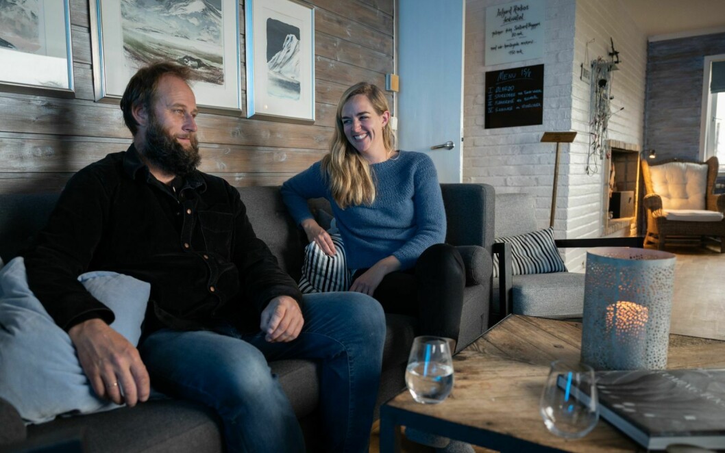 Stein Torleif Bjella og Ine Hoem synes begge to at festivaljobben på Isfjord Radio har vært noe av det mest eksotiske de har gjort.