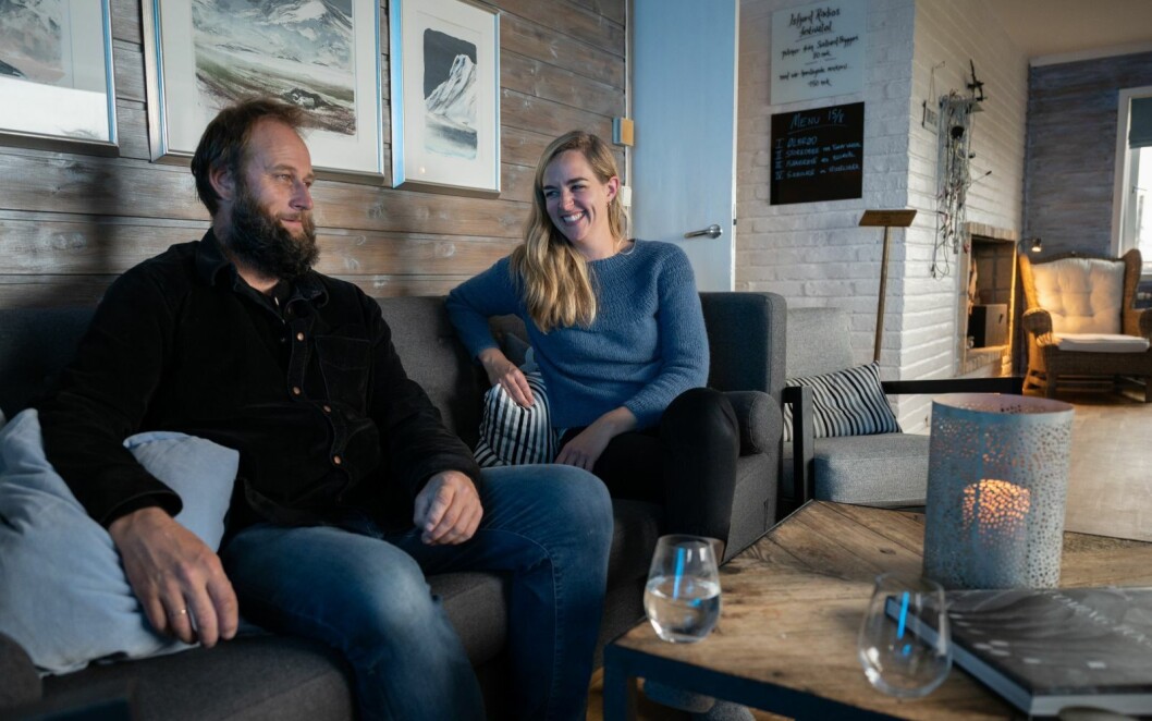 Stein Torleif Bjella og Ine Hoem synes begge to at festivaljobben på Isfjord Radio har vært noe av det mest eksotiske de har gjort. Stein Torleif Bjella og Ine Hoem synes begge to at festivaljobben på Isfjord Radio har vært noe av det mest eksotiske de har gjort.