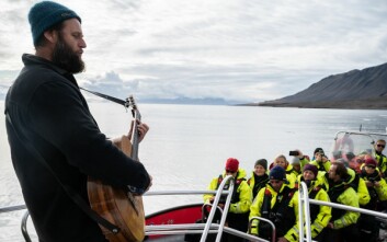 Da artistene dro hjem med første båt søndag, mens resten av gjengen skulle på ribbåttur, fikk festivalgjestene seg en overraskelse og siste konsert foran Esmarkbreen i Ymerbukta. Da artistene dro hjem med første båt søndag, mens resten av gjengen skulle på ribbåttur, fikk festivalgjestene seg en overraskelse og siste konsert foran Esmarkbreen i Ymerbukta.
