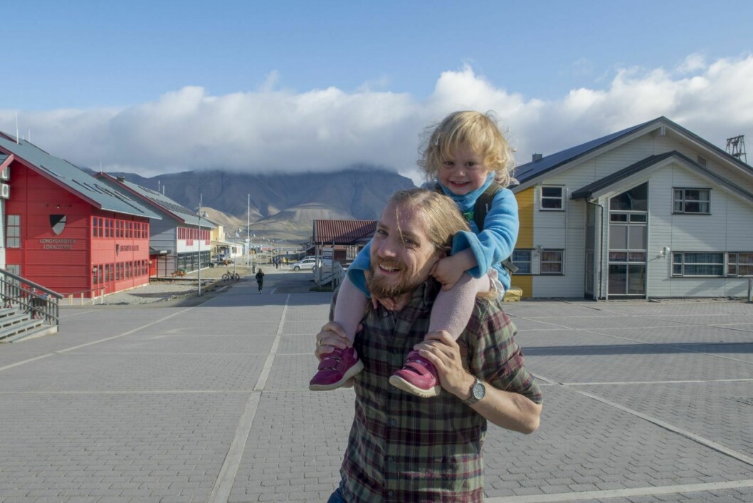 Pappa Haakon Sandvik og Anna Huglen Sandvik (2) er klar for fastlandet. Mandag reiste de sammen med mamma Rakel til Narvik.