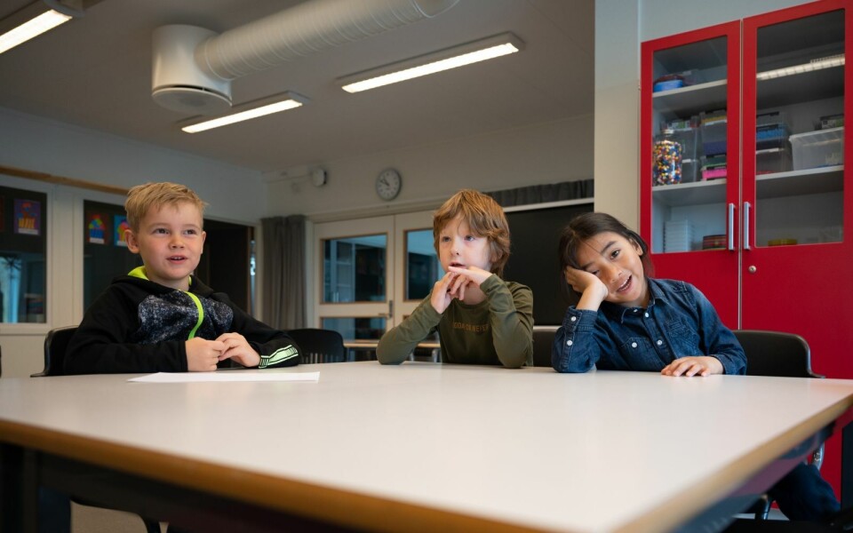 De tre førsteklassingene Sondre Kvalheim (6, f.v.), Felix Klungseth Rotevatn (5) og Isaiah Jacob Aure Gula (6) har gledet seg til den store dagen.