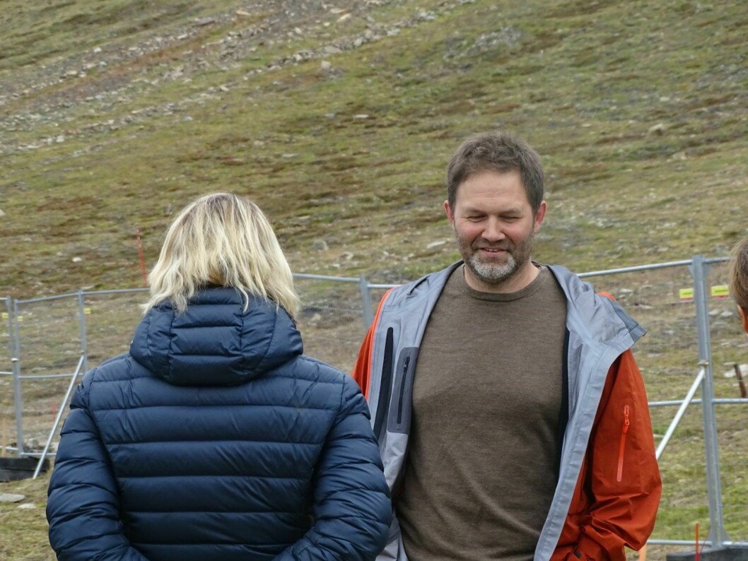 FORVENTNINGER: Lokalstyreleder Arild Olsen under et av de siste ukenes ministerbesøk. Nå har Nærings- og fiskeridepartementet fått brev med ønske om et lokalt næringsfond i Longyearbyen.