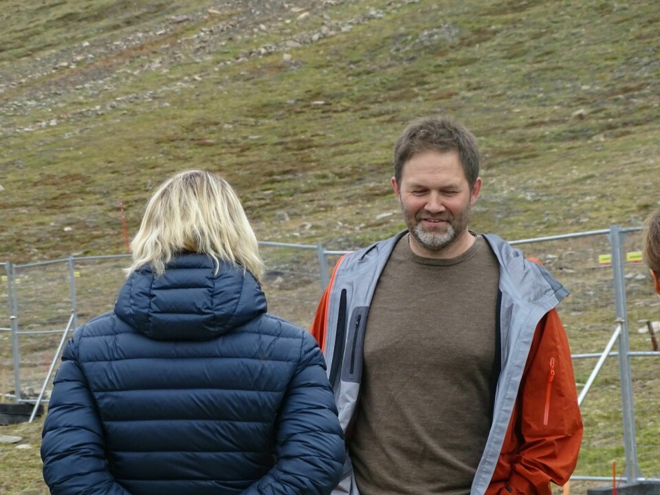 FORVENTNINGER: Lokalstyreleder Arild Olsen under et av de siste ukenes ministerbesøk. Nå har Nærings- og fiskeridepartementet fått brev med ønske om et lokalt næringsfond i Longyearbyen.