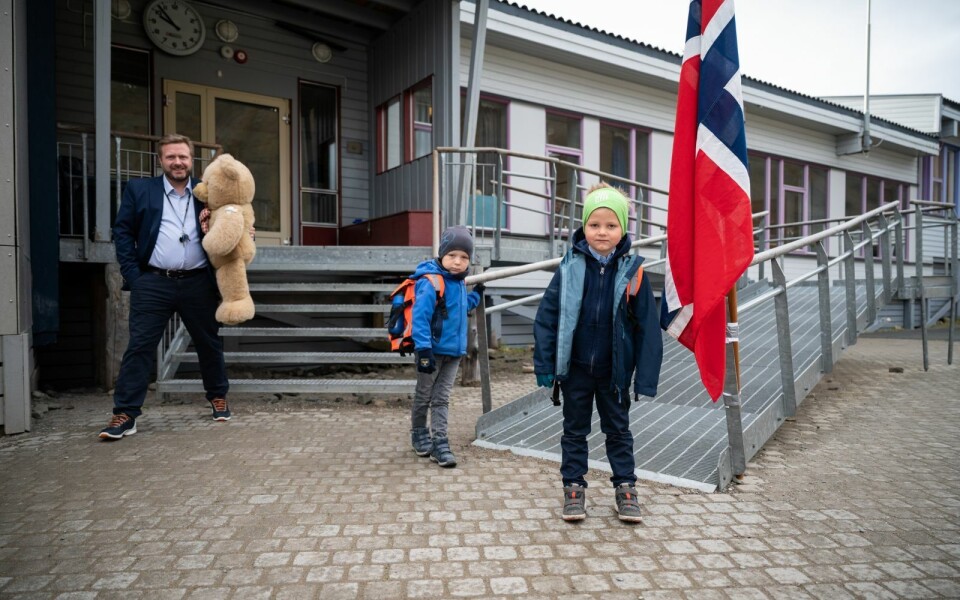 Kristian Øyll Halvarp (t.v.) og Tollef Borgen Snaprud var også klare til første skoledag. Rektor Frode Westby Thorstad i bakgrunnen.