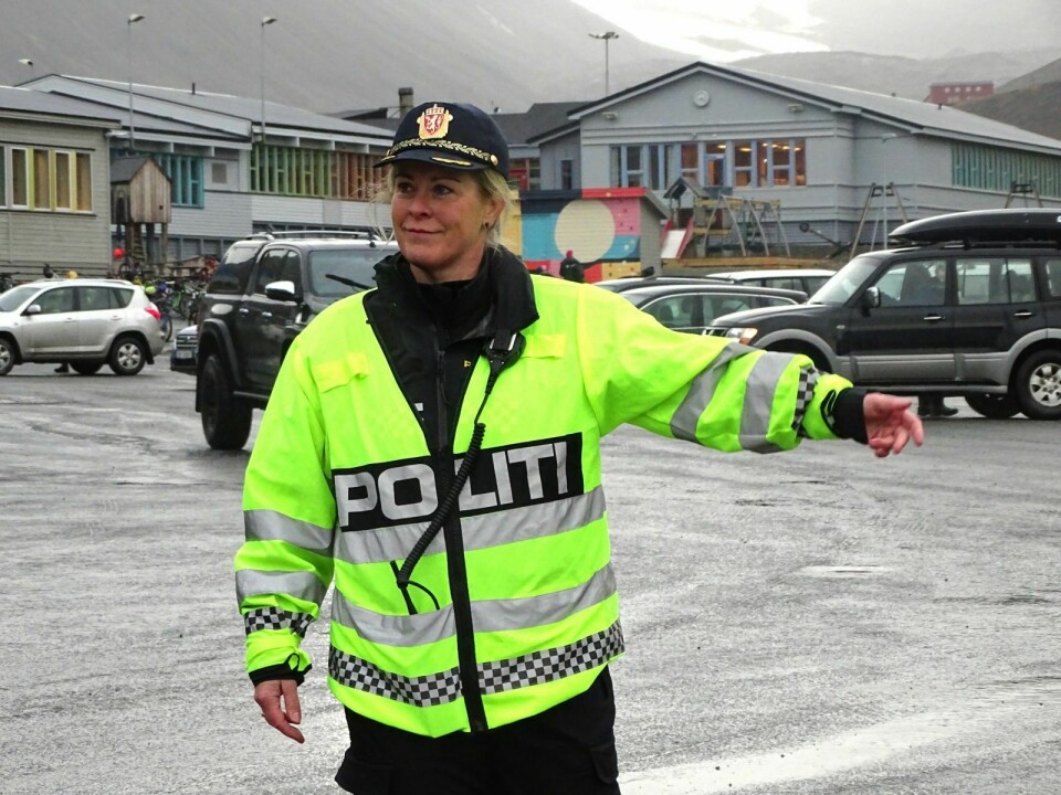 I SKOLEGÅRDEN: Trafikkansvarlig sysselmannsførstebetjent Irene Sætermoen møter morgentrafikken ved Longyearbyen skole torsdag morgen.